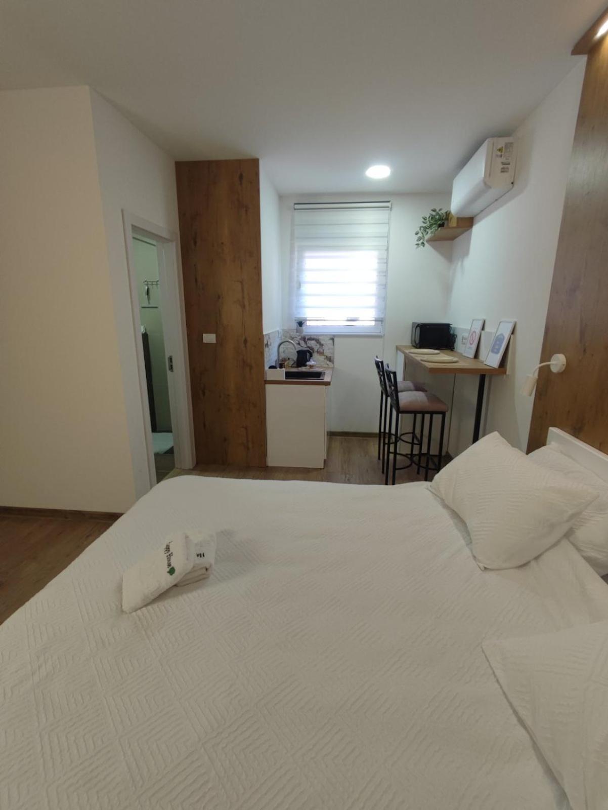 Apartmani Happy House Surčin エクステリア 写真